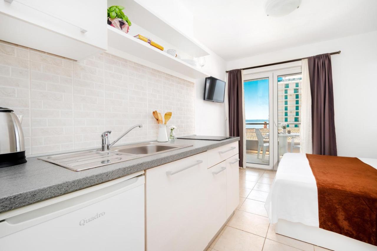 Apartments And Rooms Vuleta, Close To The Beach Макарска Екстериор снимка