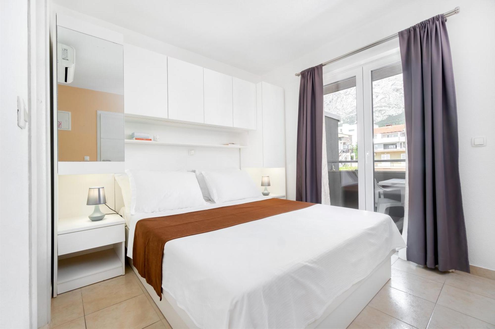 Apartments And Rooms Vuleta, Close To The Beach Макарска Екстериор снимка
