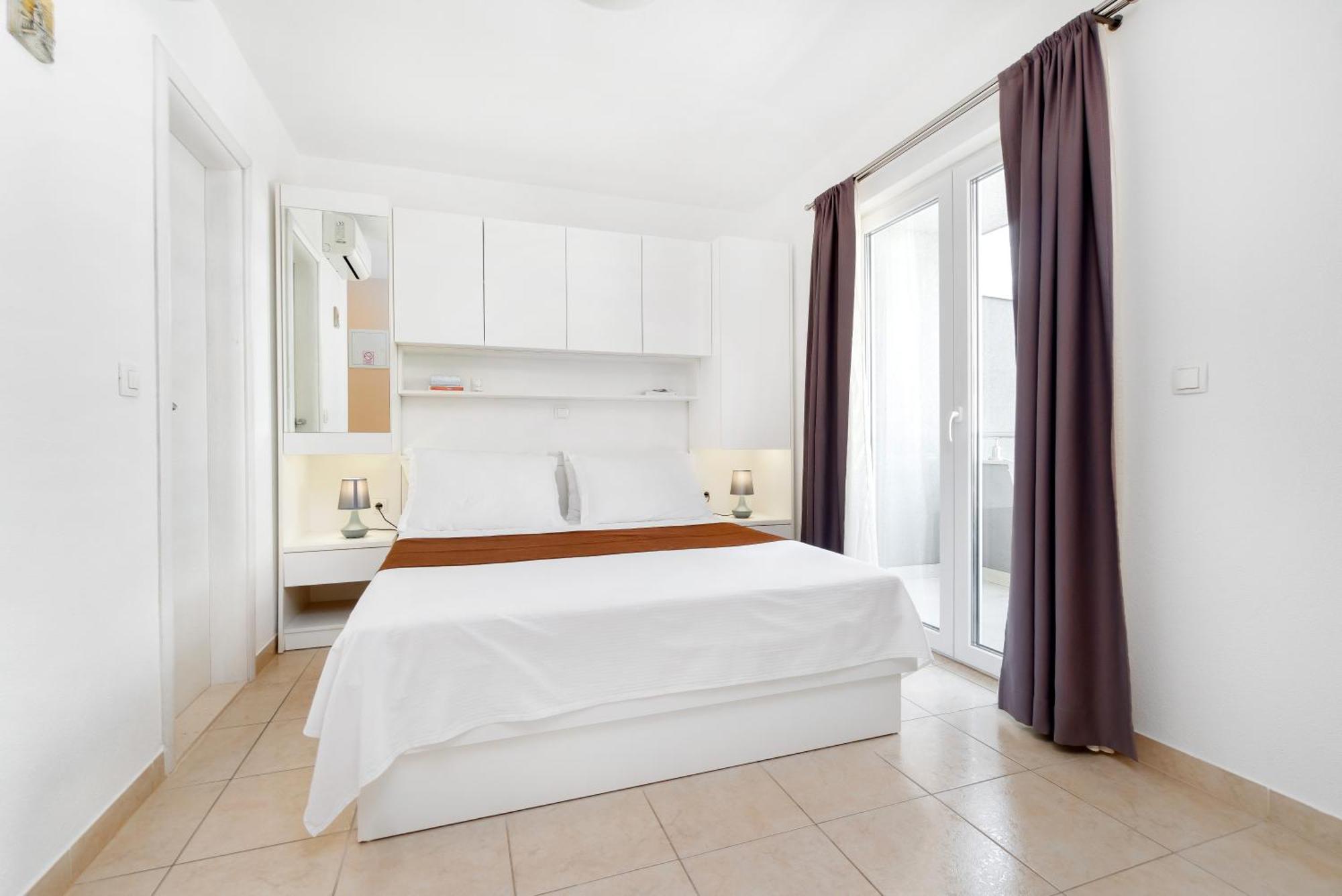 Apartments And Rooms Vuleta, Close To The Beach Макарска Екстериор снимка