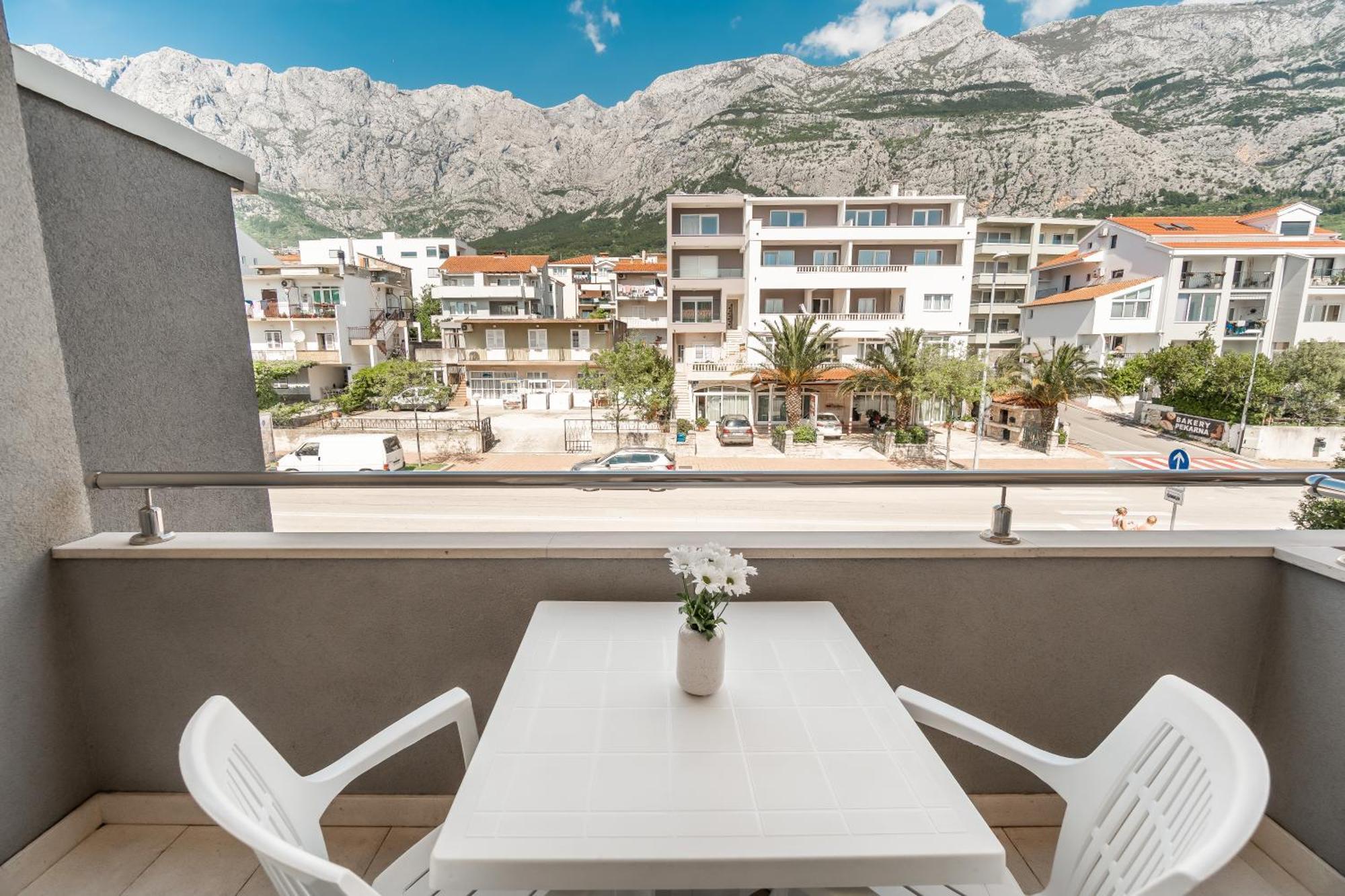 Apartments And Rooms Vuleta, Close To The Beach Макарска Екстериор снимка